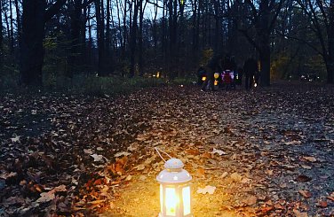 Lampionový průvod v halloweenském hávu Lampionový průvod v halloweenském hávu